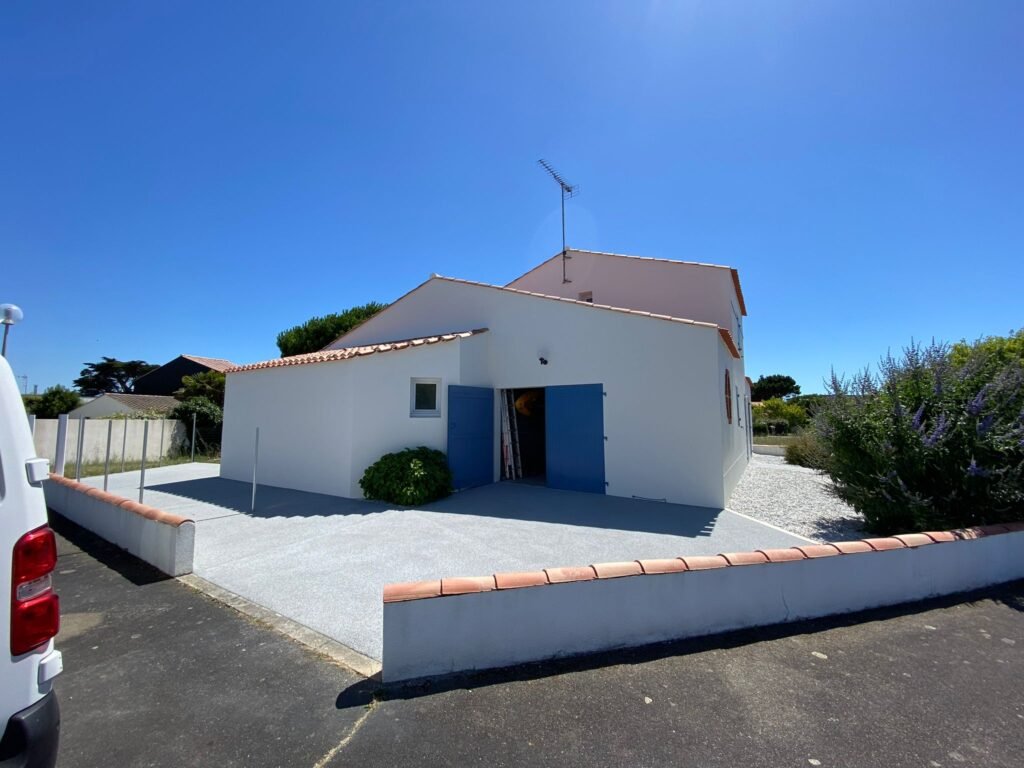 Maison rénovée d'une peinture blanche extérieure