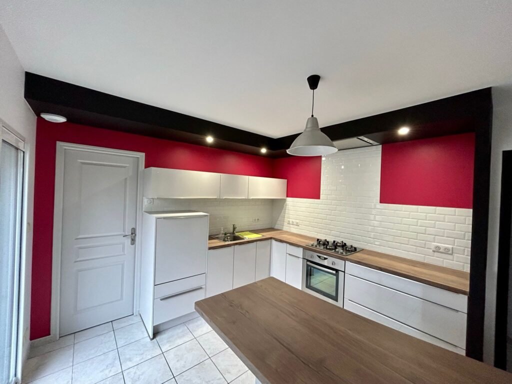 Cuisine peinte en rouge et noir