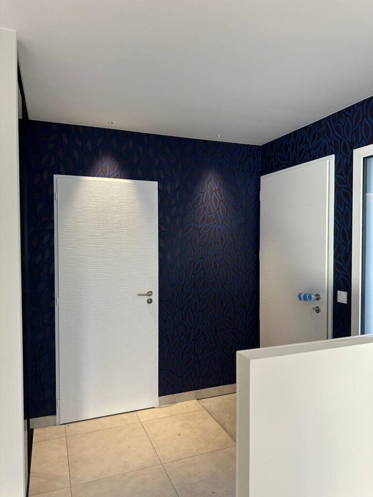 Tapisserie avec des feuilles bleues