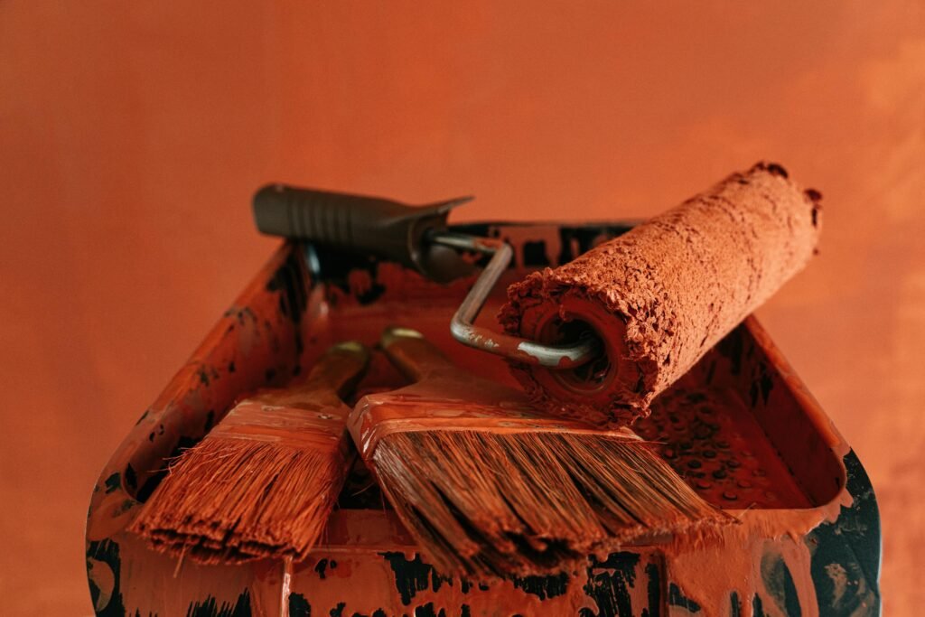 Pinceaux et rouleau de peinture